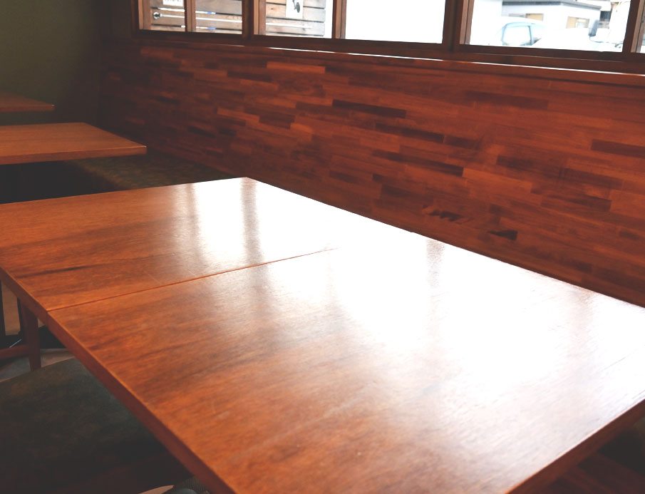 「喫茶 とまり木」のテーブル席