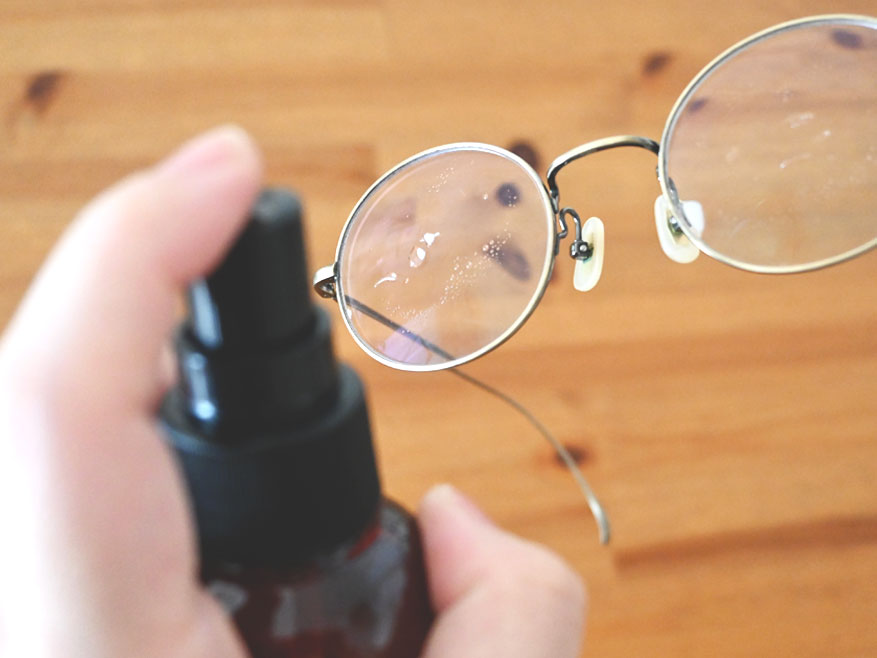 金子眼鏡のメガネレンズクリーナーを使ったメガネの手入れ方法