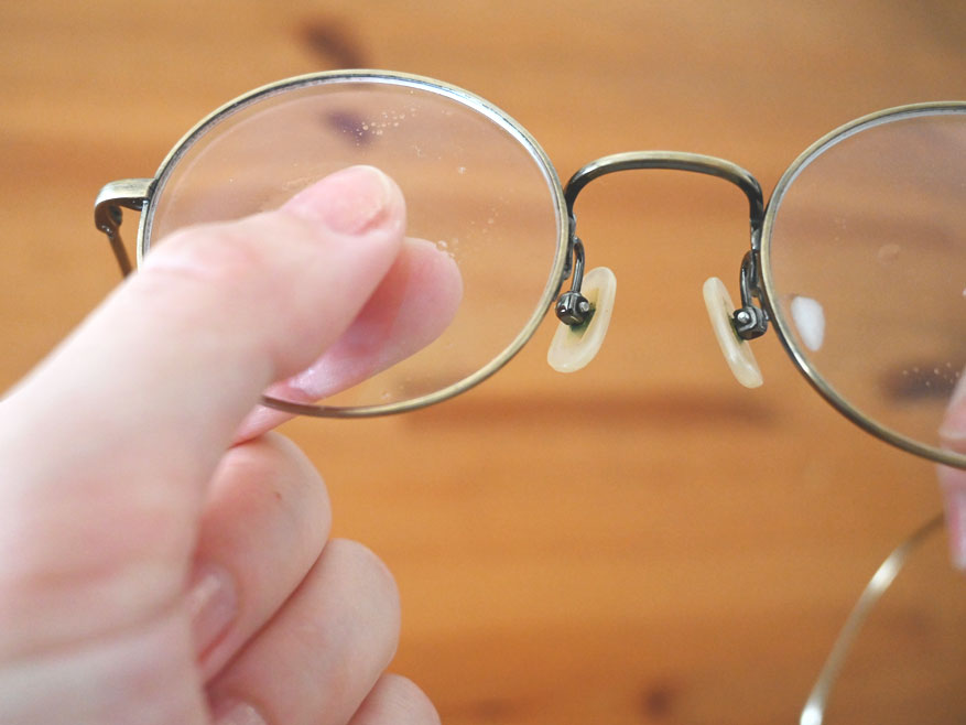 金子眼鏡のメガネレンズクリーナーを使ったメガネの手入れ方法