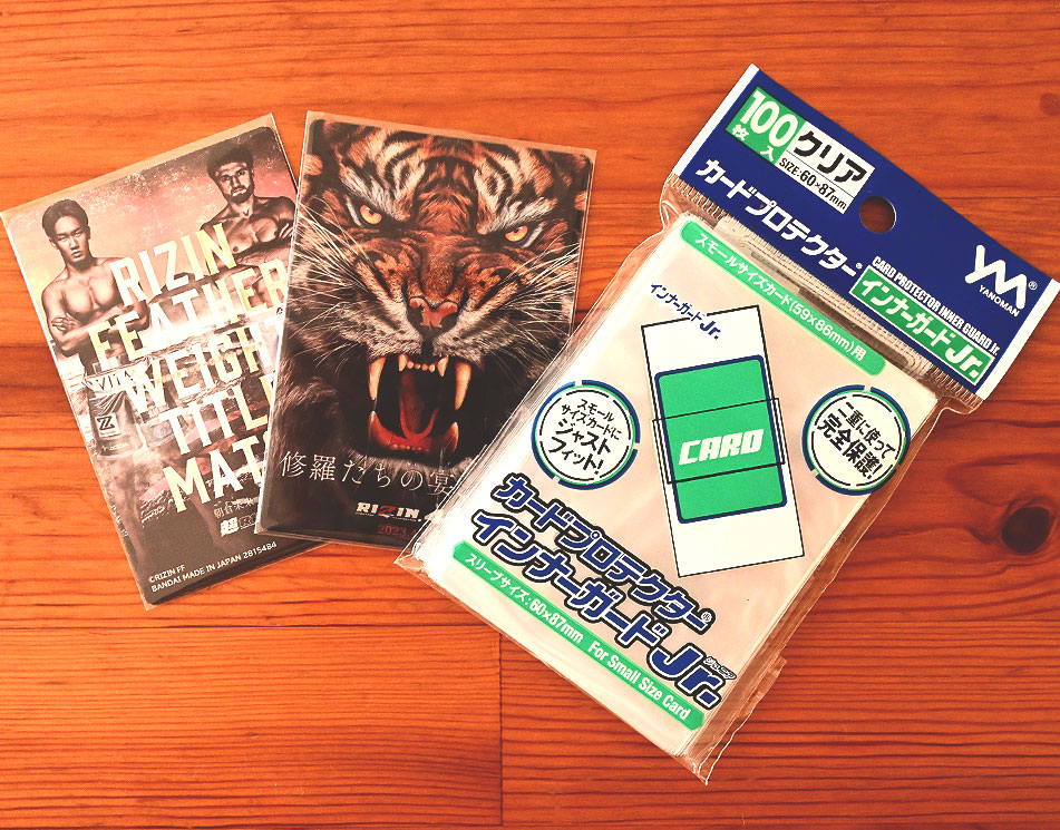 スリーブに入れた「RIZINポテトスティック ポスターカードコレクション」